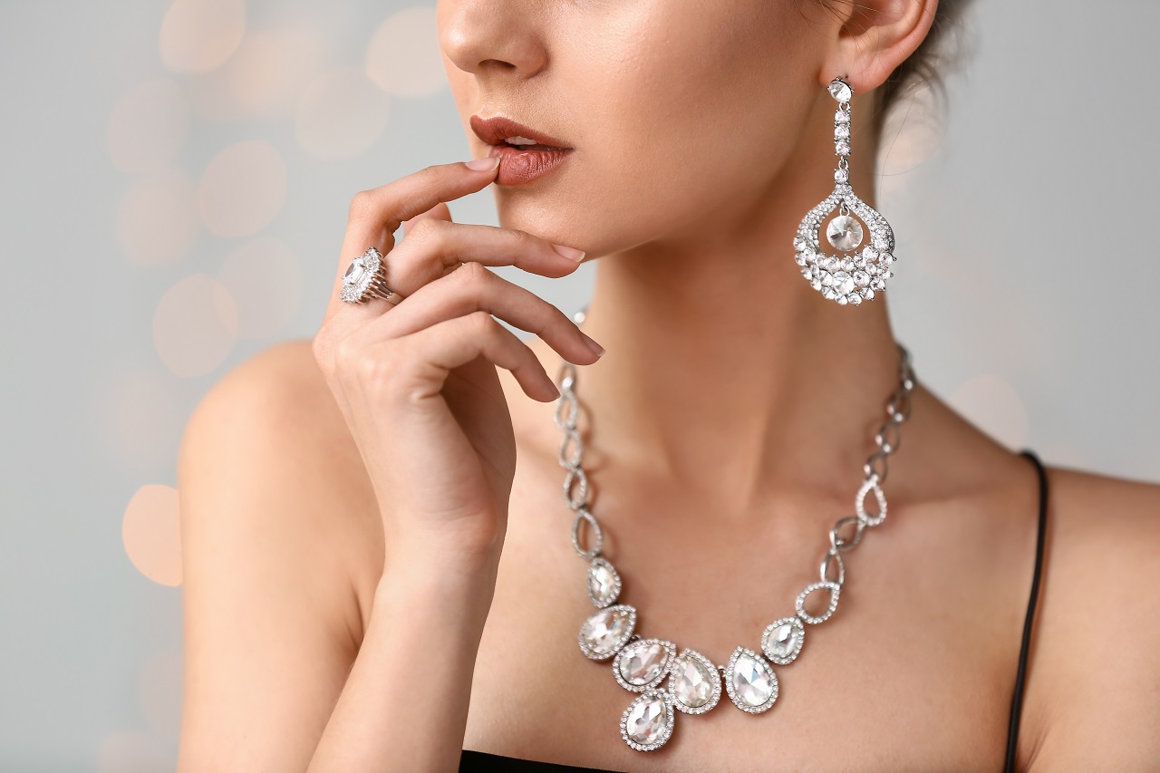 Srebrna biżuteria – do czego pasuje i jak o nią dbać?
