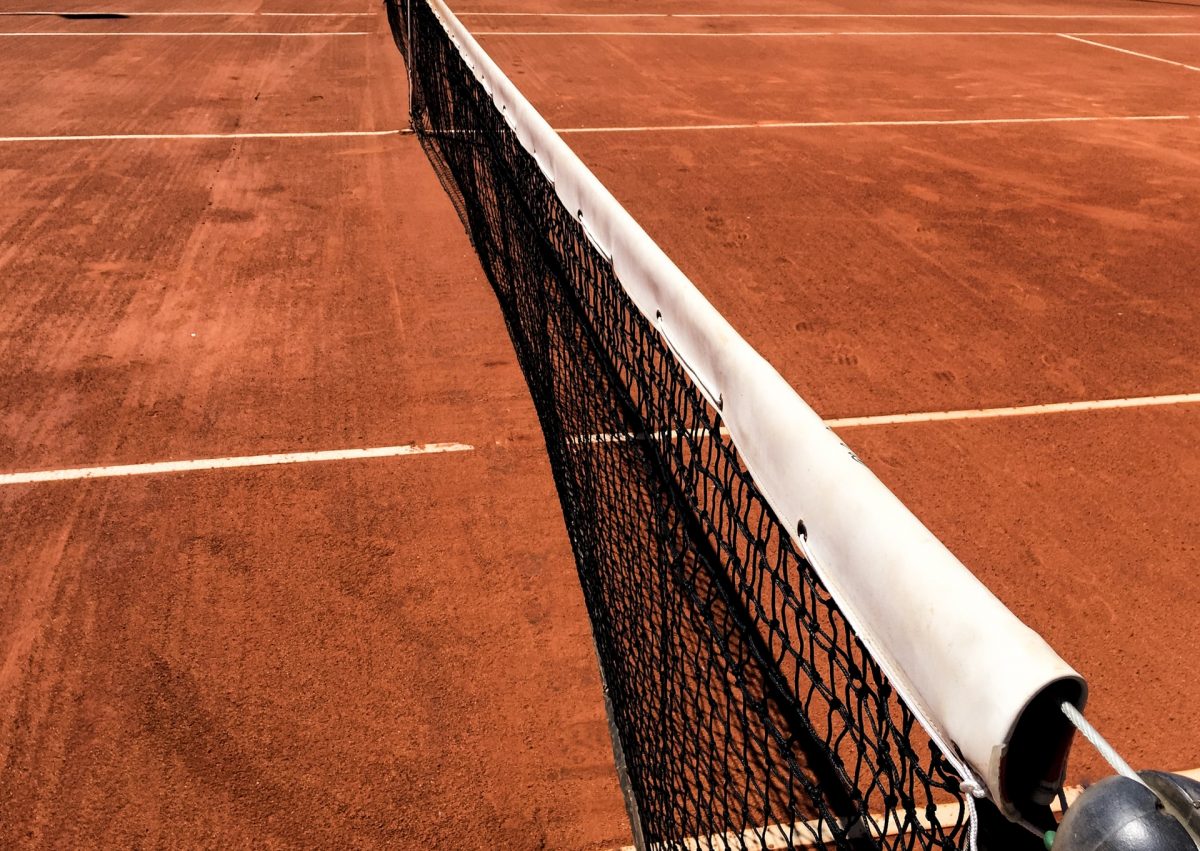 Jak przebiega renowacja kortu tenisowego?
