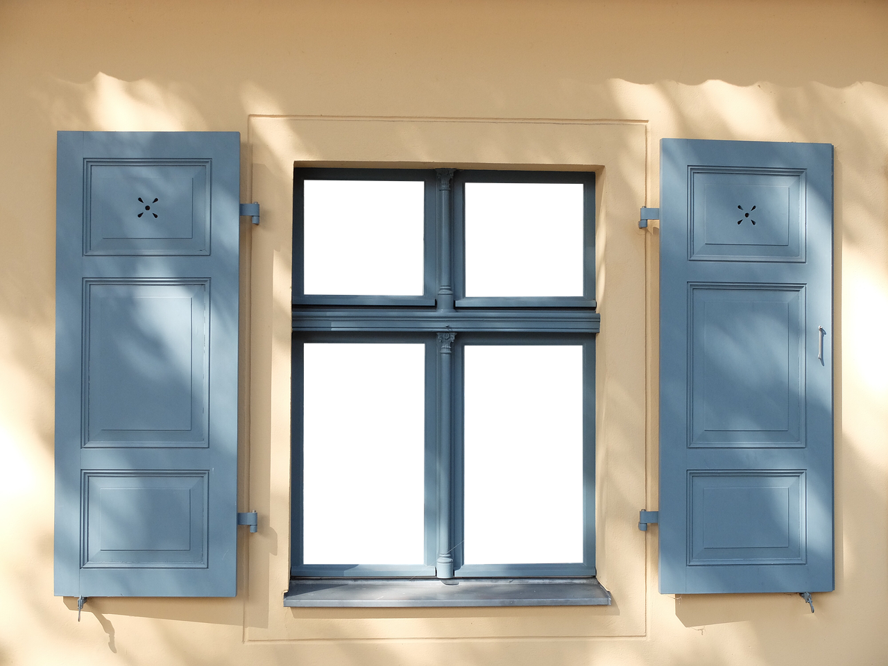 Okiennice czy żaluzje – co wybrać do zabezpieczenia okien?