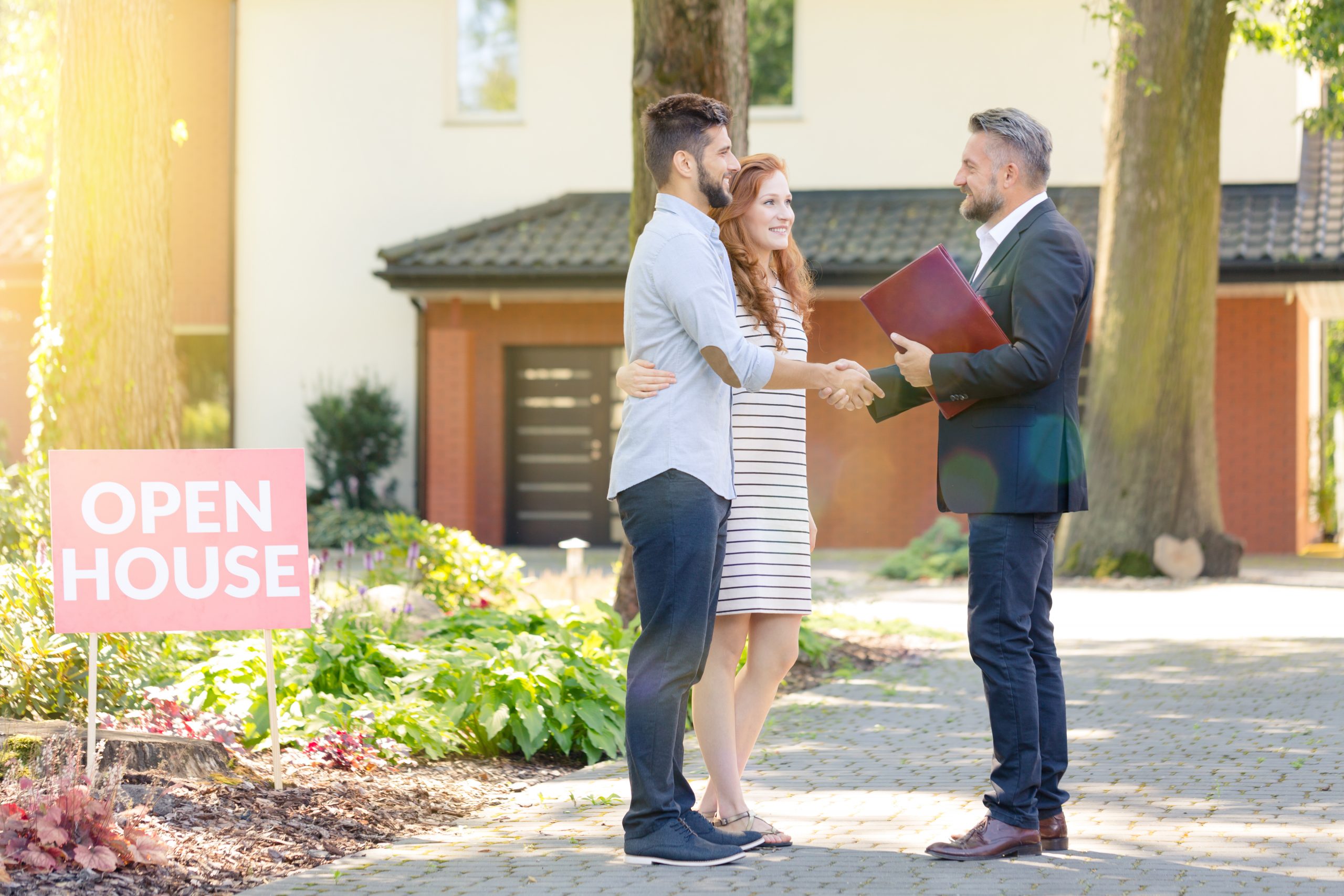 Dlaczego warto się zdecydować na pośrednika nieruchomości przy sprzedaży własnego domu?