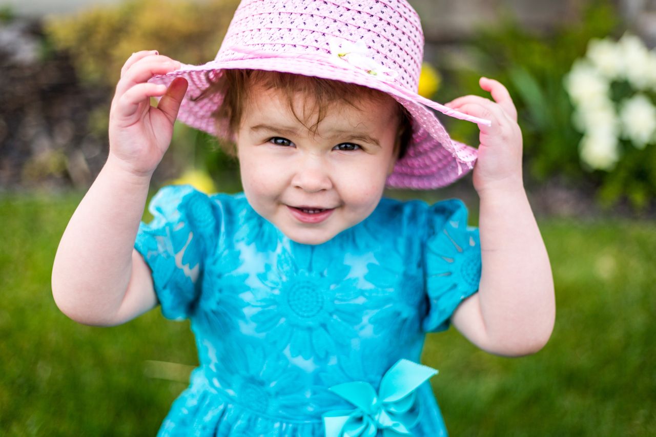 Kapelusz czy czapka – co lepiej sprawdzi się u dzieci podczas letnich spacerów?