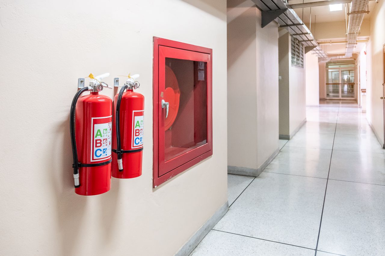 Ochrona przeciwpożarowa w zakładzie pracy – ­jakie obowiązki ma pracodawca?