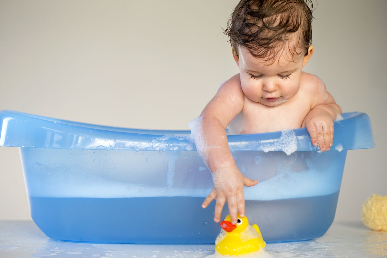 Jak najlepiej zachęcić małe dziecko do wzięcia kąpieli?