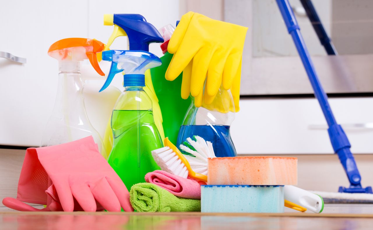 Jakie środki są niezbędne do posprzątania mieszkania?