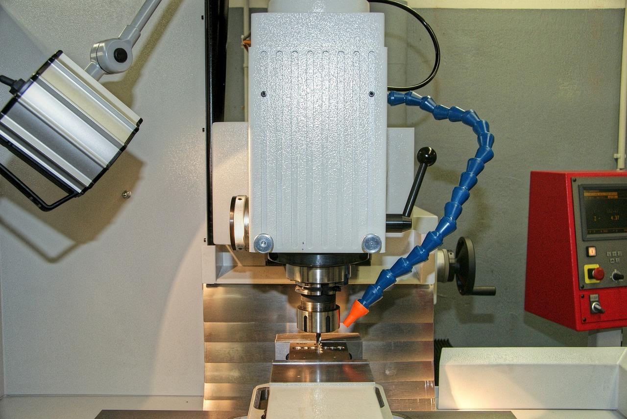 Na czym polega przetwarzanie tworzyw sztucznych za pomocą urządzeń CNC?